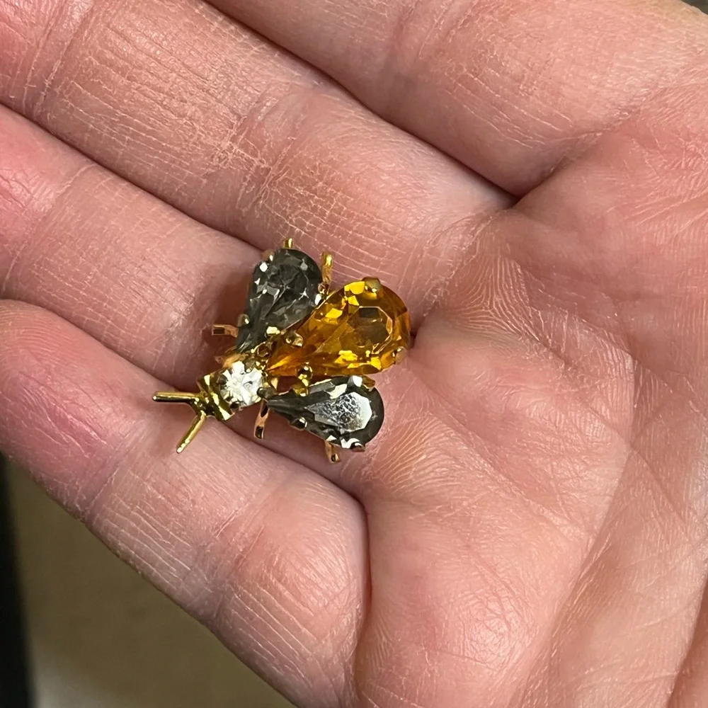 Small Winged Insect Brooch - Picture 6 of 10